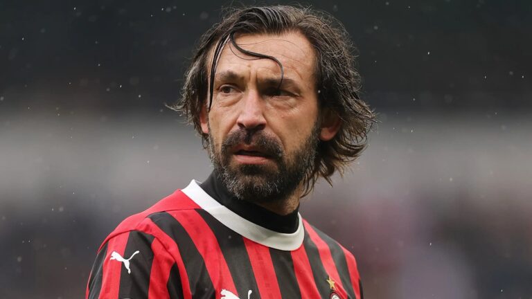 Tiro libre de Andrea Pirlo en un partido benéfico