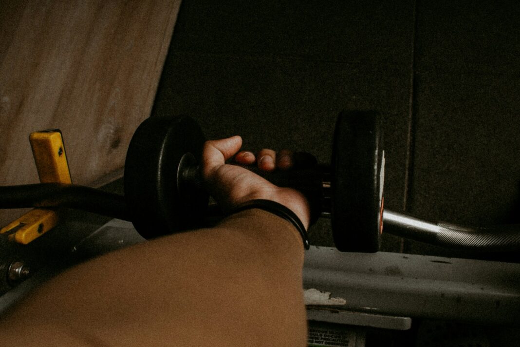 Un estudio revela el orden correcto entre los ejercicios de resistencia y de cardio para ganar fuerza