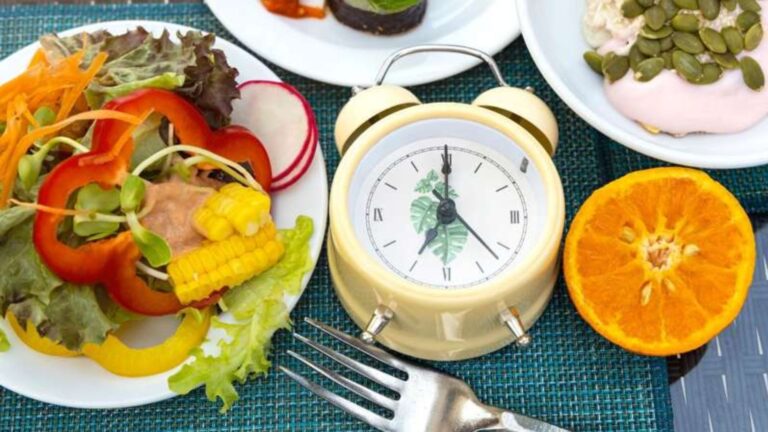 Si aún no te animas a probar al ayuno intermitente, aquí te daremos los detalles del ayuno intermitente de 16/8 o de 12 horas.