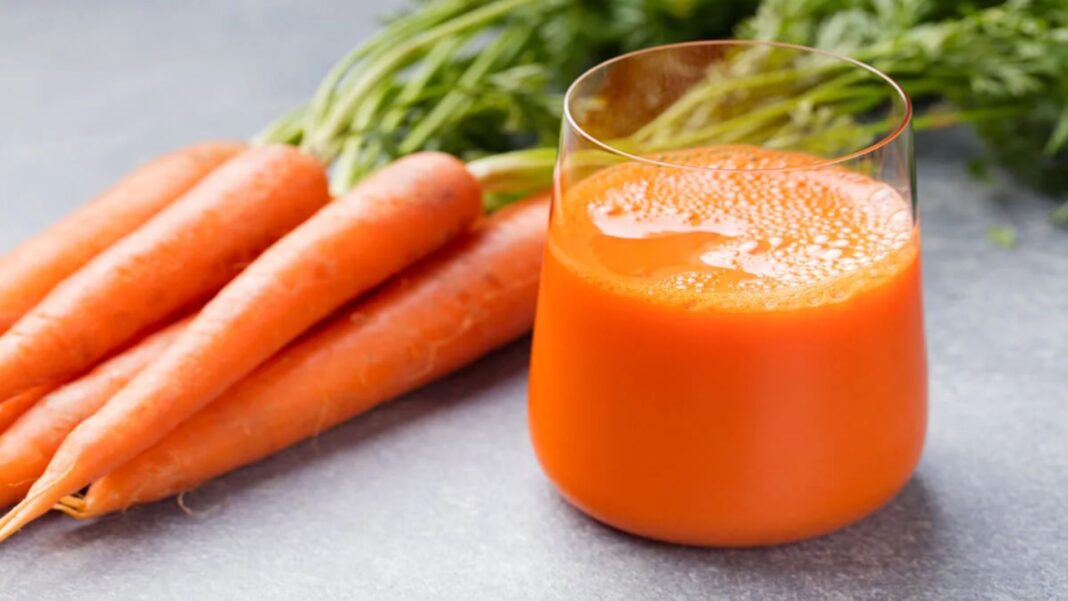 El jugo de zanahoria ha cobrado popularidad en la alimentación saludable, pero debes conocer los detalles de cómo tomarlo en ayunas.