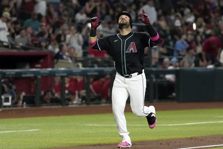 El mayor dilema de Arizona es si involucrar o no a Eugenio Suárez en un cambio (+Escenarios)