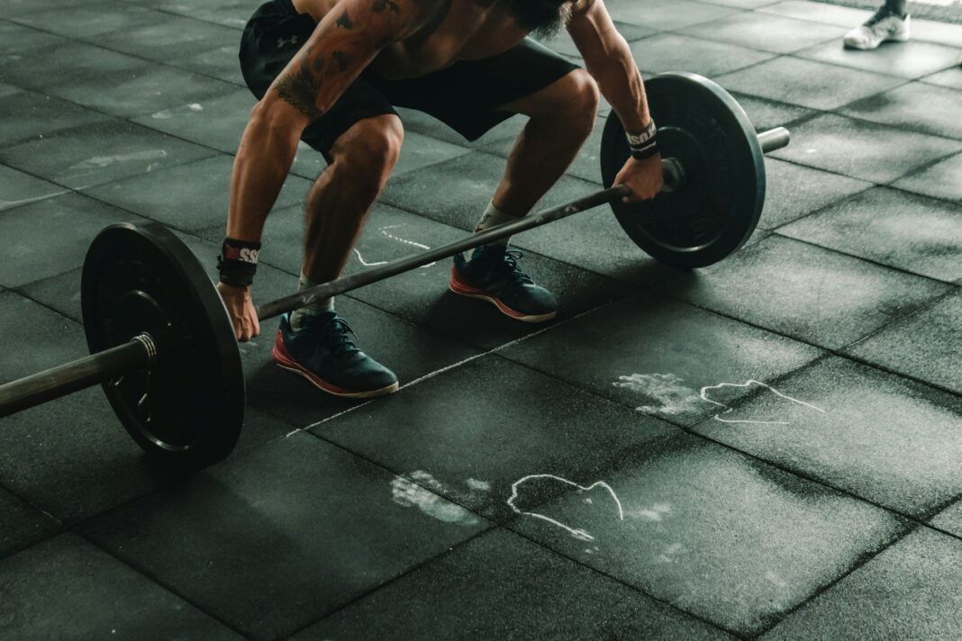 Conoce estas rutinas de CrossFit para principiantes que elevarán tu condición física