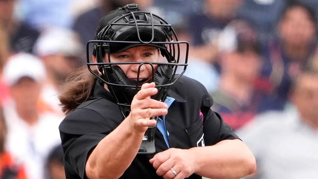 Así fue el debut de Jen Pawol como árbitra en la MLB