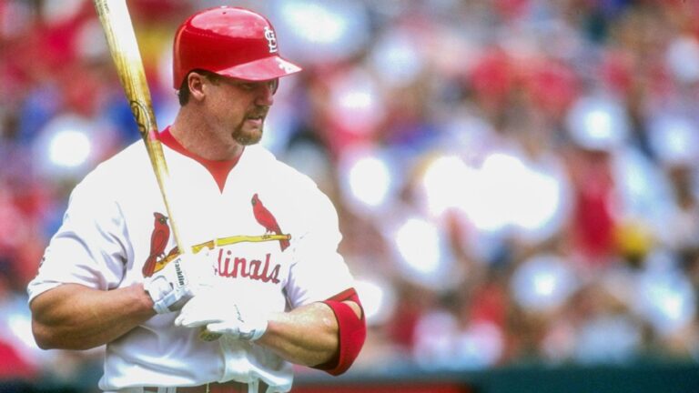 Hace 26 años, Mark McGwire conectó el jonrón 500 de su carrera