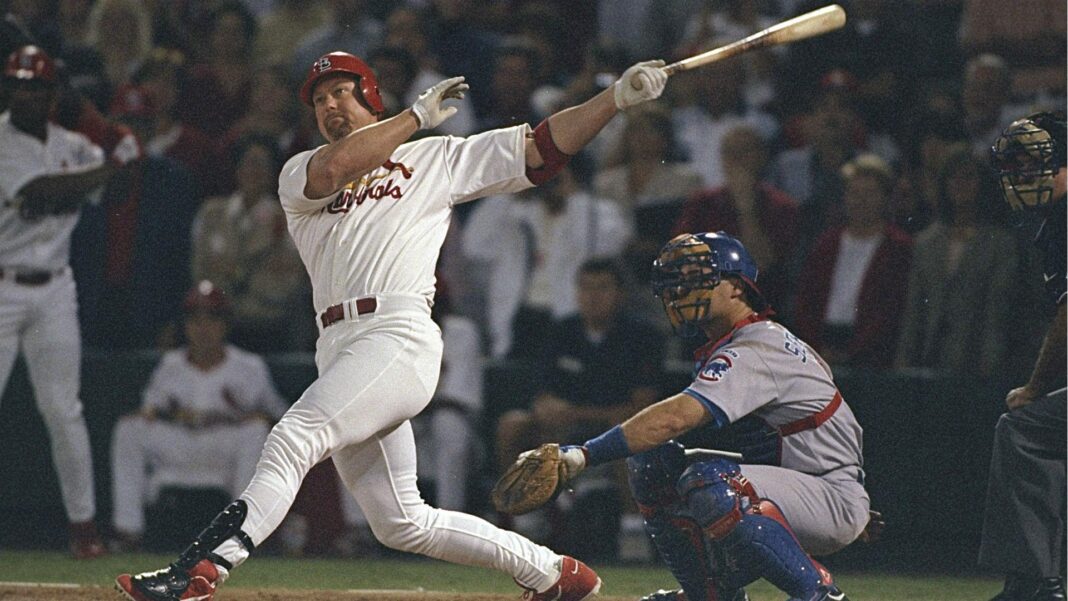 Tal día como hoy: Mark McGwire rompió el récord de cuadrangulares en una temporada en la MLB