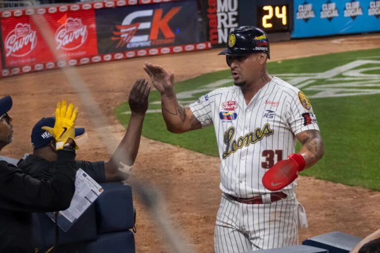 Leones del Caracas no tuvo piedad ante Águilas del Zulia en el Monumental impulsado por un grand slam de Oswaldo Arcia