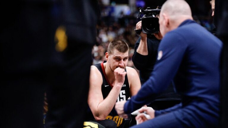 Nikola Jokic cayó lesionado