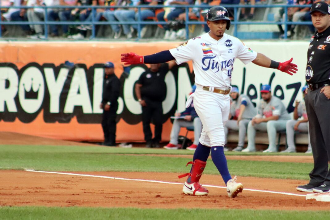 Tigres madrugó a Tiburones en Maracay y subió al segundo lugar