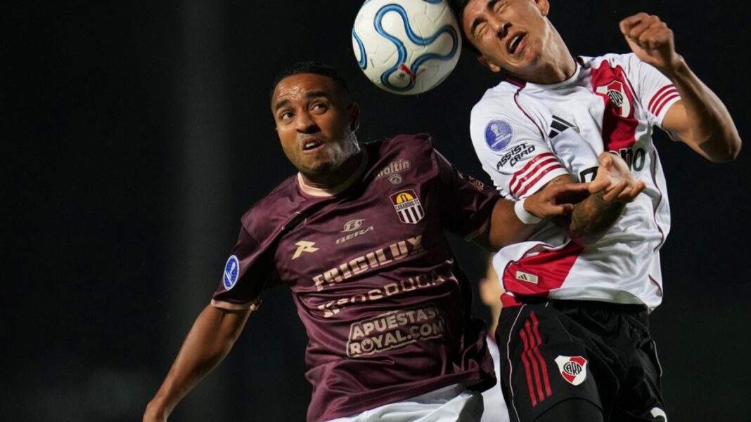 Carabobo FC cae 1-2 ante River Plate en el último minuto